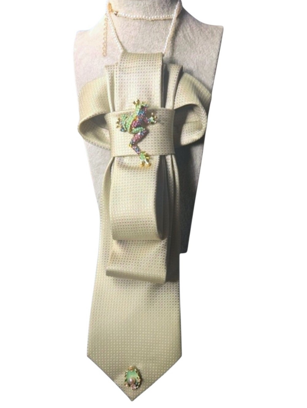 3/$60 Elegant Light Green Cravat with Decorative Frog Pin